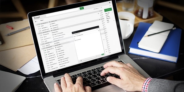 Experto redactando un email en inglés profesional