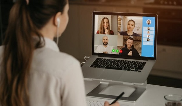 Profesionales teniendo una clase virtual de inglés de negocios