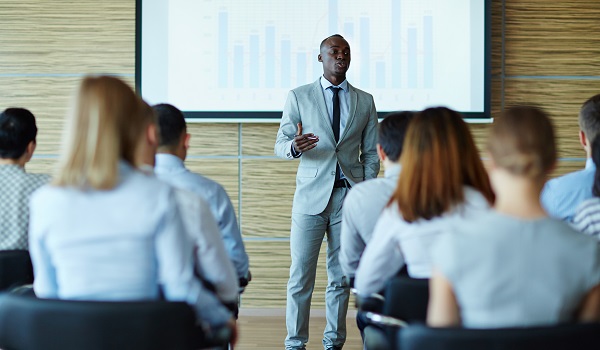 Profesional aplicando las claves para hacer una presentación en inglés