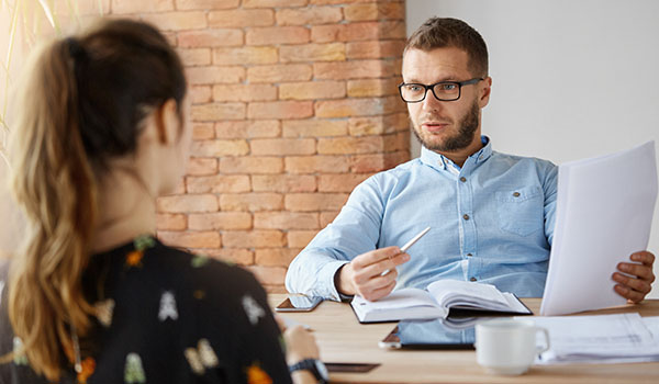 Profesional que ha aplicado las claves para escribir una carta de presentación en inglés