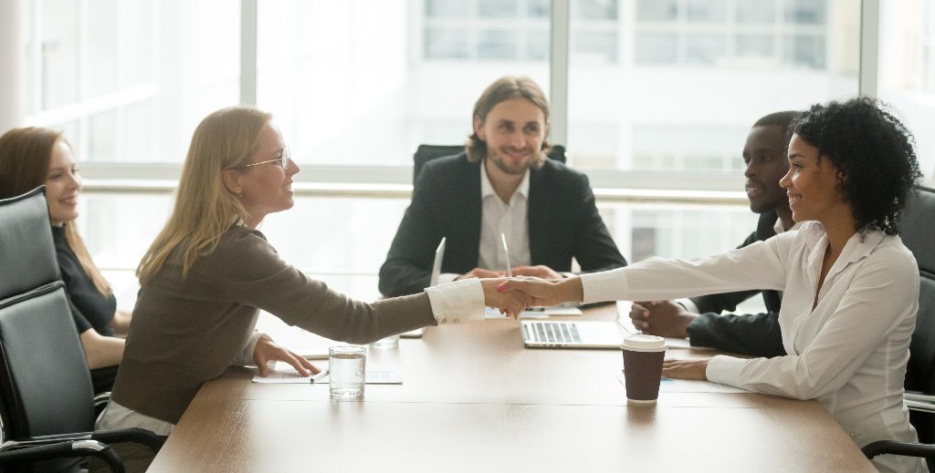 Profesionales siguiendo las claves para negociaciones en inglés.