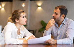 Entrevistador y candidata realizando una prueba de nivel de inglés para un proceso de selección