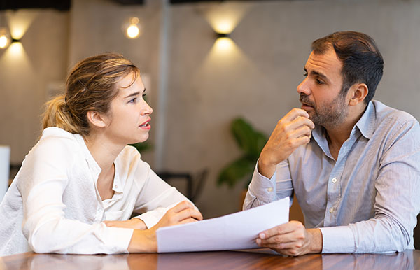 Entrevistador y candidata realizando una prueba de nivel de inglés para un proceso de selección