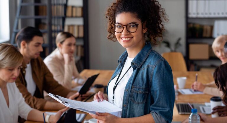 Equipo de trabajo practicando inglés a través de un role play.