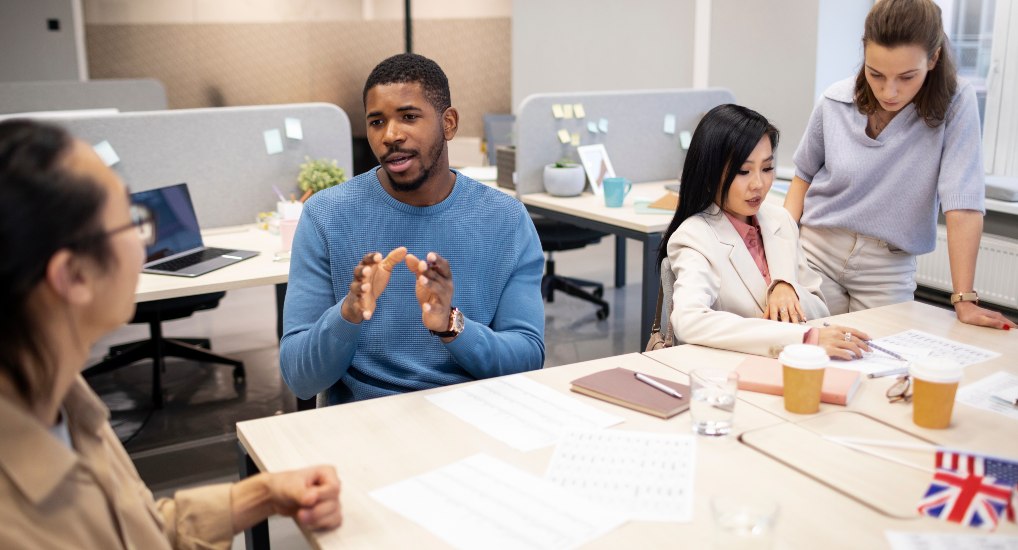 Equipo de trabajadores estudiando idiomas en la oficina.