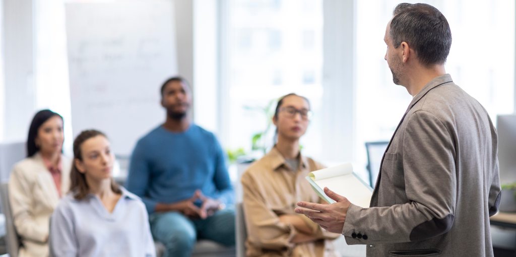 Profesor enseñando inglés a un grupo de nivel B1