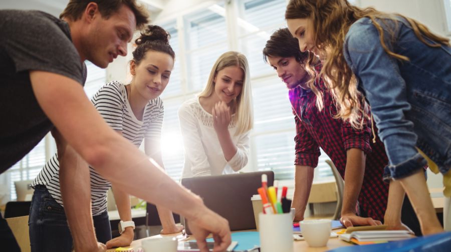 Grupo de profesionales colaborando en un proyecto con sus habilidades profesionales.