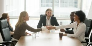 Grupo de profesionales negociando los términos de un acuerdo en otro idioma.