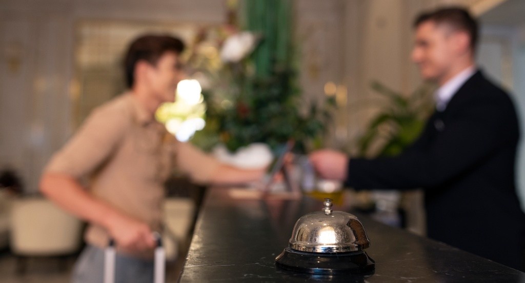 Cliente extranjero haciendo el check in en un hotel en inglés.