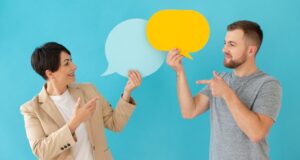 Dos profesionales con acentos y pronunciaciones distintas en inglés mantienen una conversación