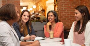 grupo de mujeres practicando frases hechas en inglés de negocios