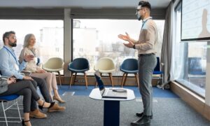 Profesional venciendo el miedo a hablar en público con una presentación a clientes.