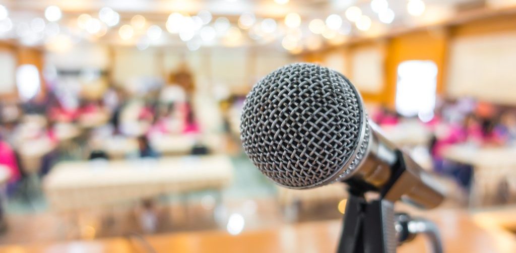 Micrófono para hablar en público en una sala de conferencias.