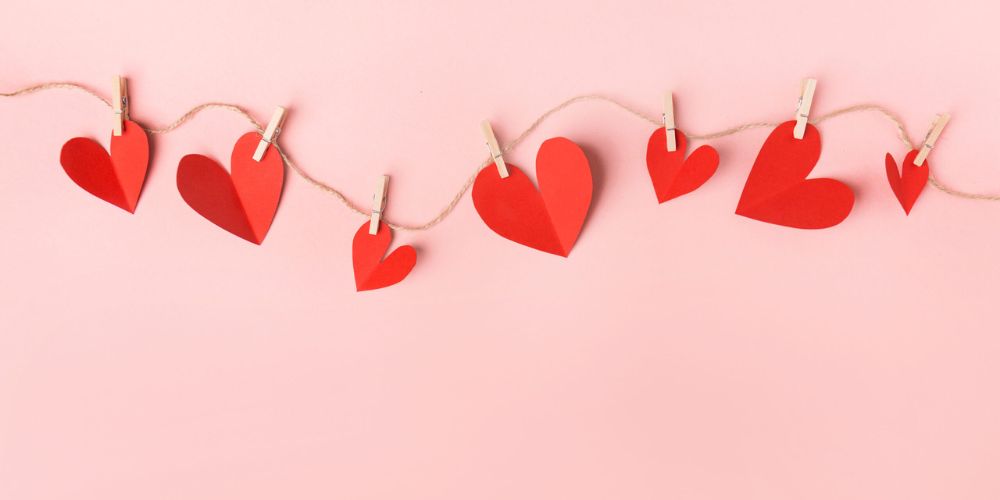 Corazones de papel colgados para simbolizar San Valentín.