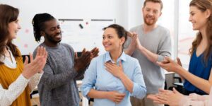 Grupo de profesionales mostrando las mejores técnicas de lenguaje corporal.