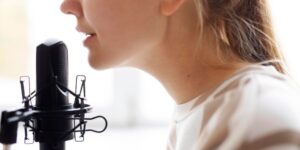 Periodista profesional aplicando técnicas de coaching vocal en inglés.