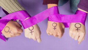 Cuatro manos de mujeres entrelazadas para celebrar el Día de la Mujer