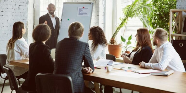 Profesional haciendo una presentación para público internacional.