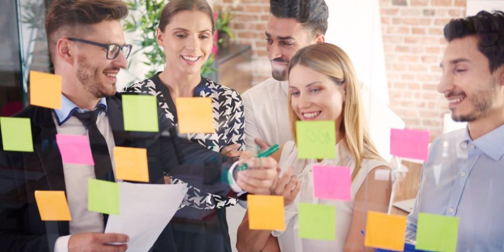 Líder de un equipo aplicando técnicas para motivar a sus trabajadores.