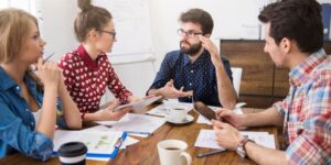 Grupo de profesionales manteniendo una conversación asertiva.