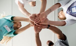 Equipo sanitario formado en inglés.