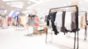 Tienda de ropa esperando clientes internacionales