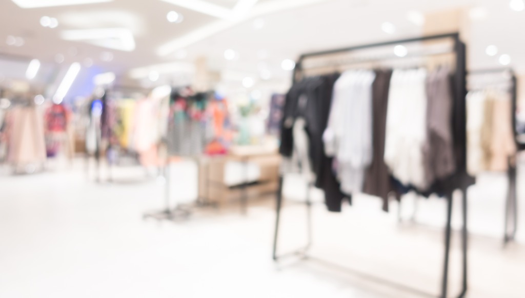 Tienda de ropa esperando clientes internacionales