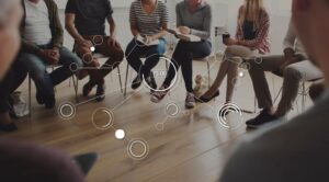Grupo de profesionales realizando una sesión de coaching de equipos.