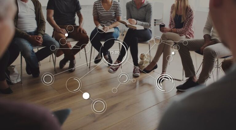 Grupo de profesionales realizando una sesión de coaching de equipos.