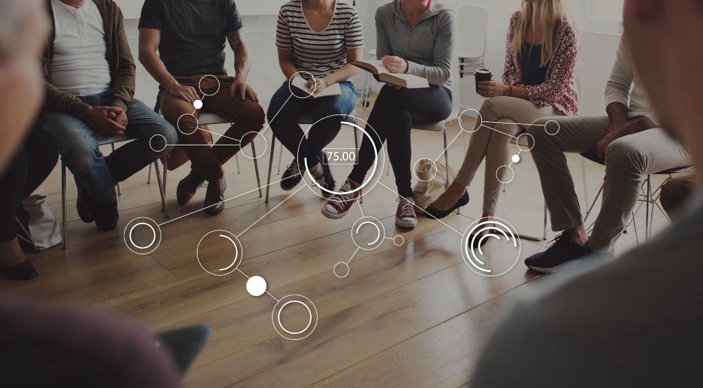 Grupo de profesionales realizando una sesión de coaching de equipos.