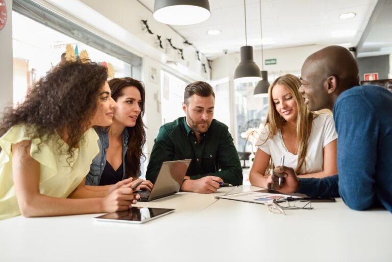 Imagen de reunión inclusiva y diversa