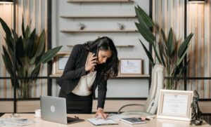 Abogada consultando documentación en inglés legal