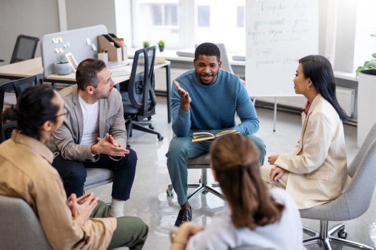 Grupo de profesionales usando habilidades comunicativas en su entorno de trabajo.