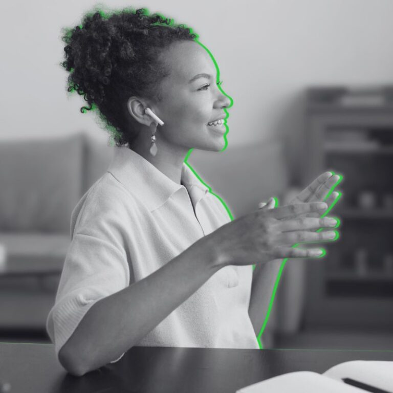 Imagen destacada en BN de un Language Coach impartiendo un curso de Mejora de Acento y Pronunciación en Inglés para Empresas.