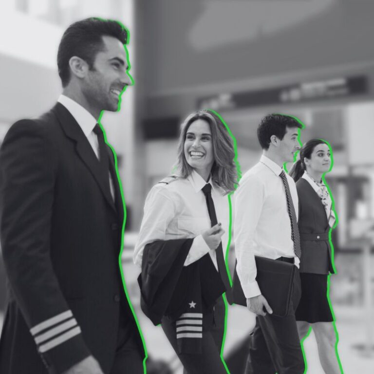 Equipo de cabina coordinándose en inglés.