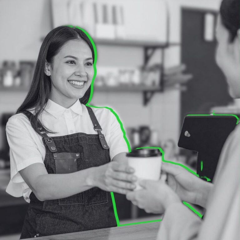 Personal de mostrador atendiendo a turistas en inglés.