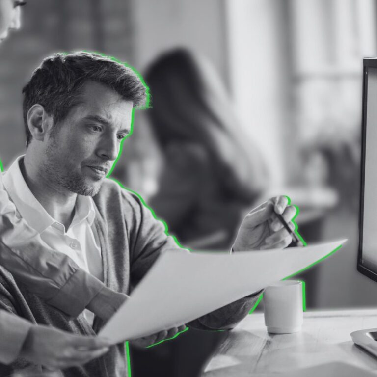 Language Coach en BN corrigiendo el estilo de un texto profesional en inglés.