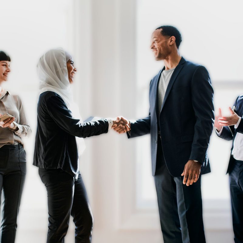 Profesionales colaborando en un entorno multicultural.
