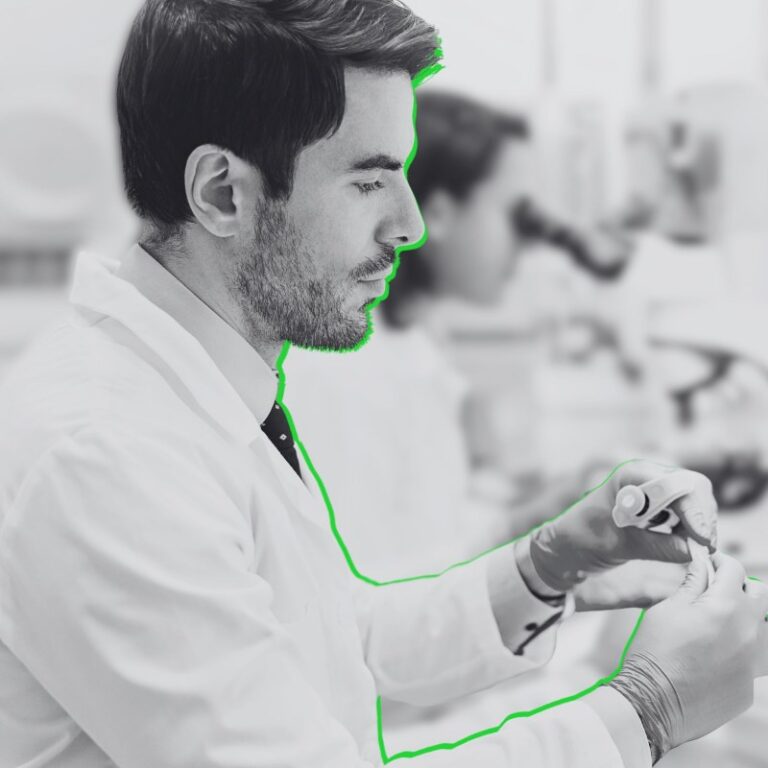 Personal de laboratorio farmacéutico en BN trabajando con vocabulario técnico en inglés