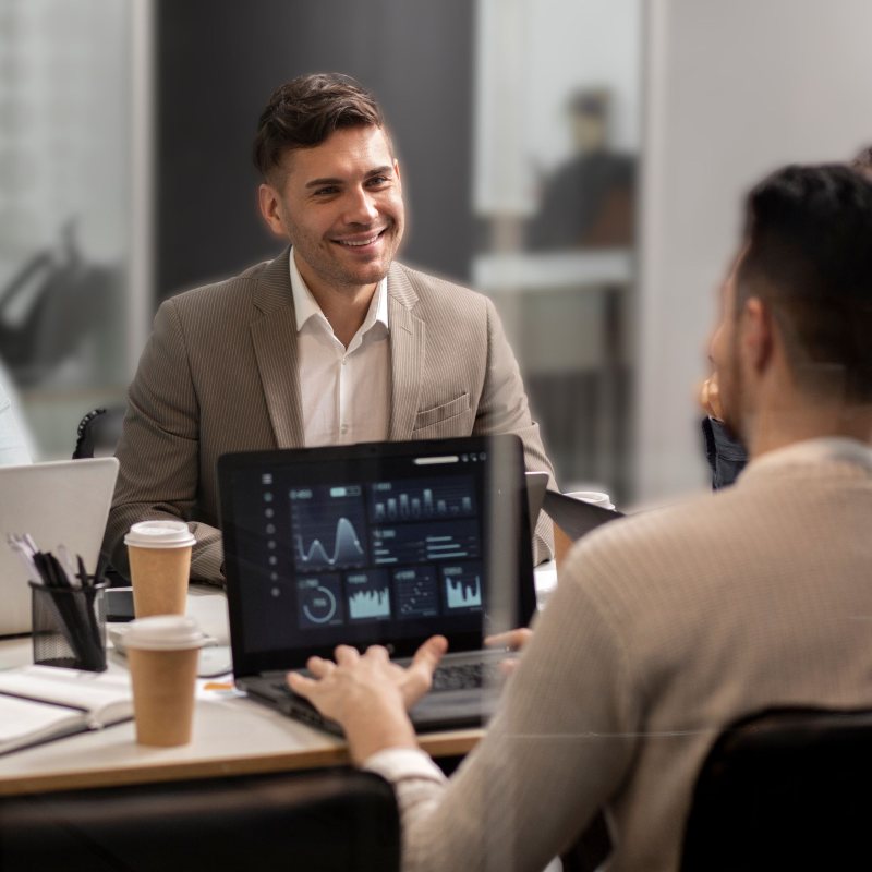 Profesionales mejorando sus competencias lingüísticas en entornos corporativos.