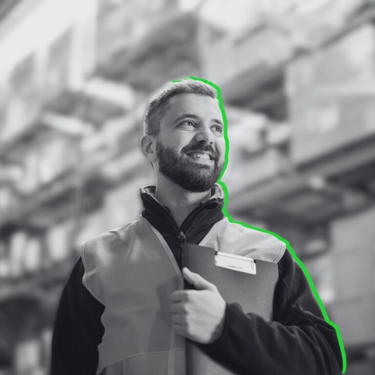 Personal de almacén organizando stock y pedidos utilizando inglés.