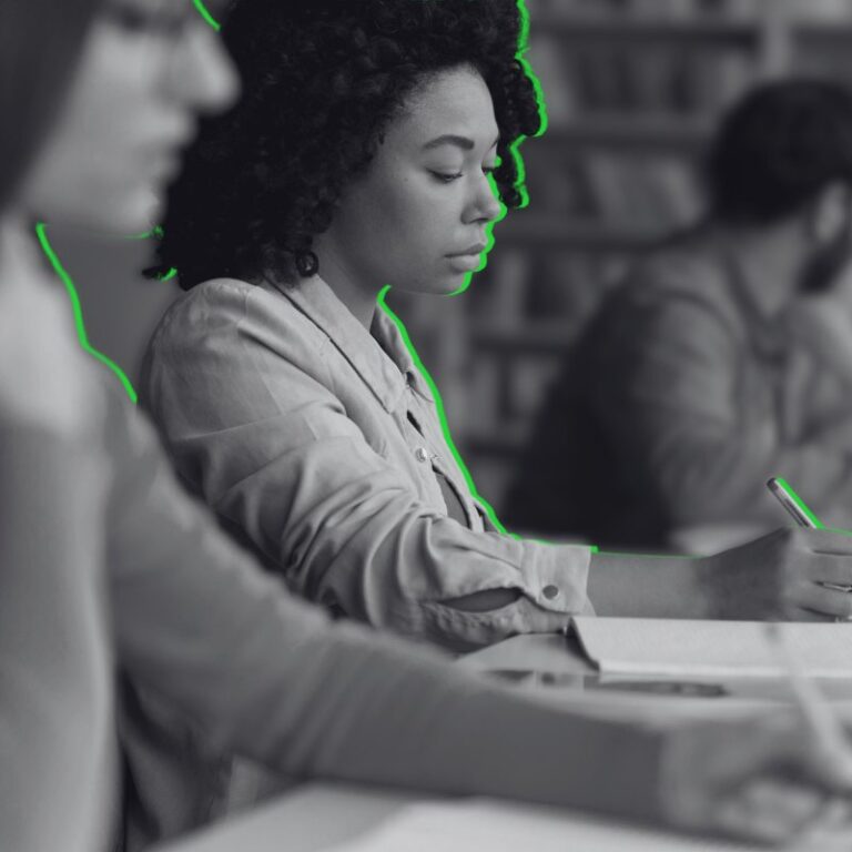 Opositores estudiando inglés con contenidos adaptados.