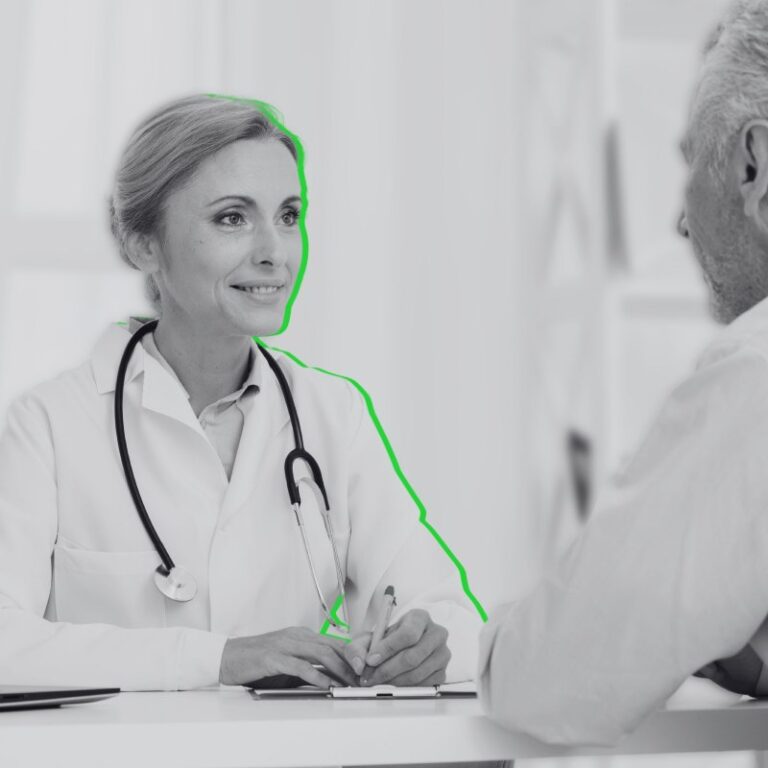 Doctora atendiendo a un paciente extranjero en inglés.