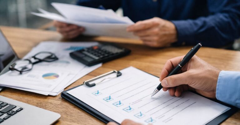 Responsable de formación revisando documentación y planificación administrativa vinculada a formación bonificada.